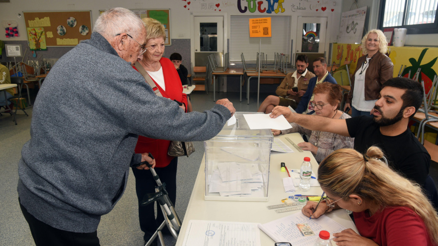 Un jubilado con problemas de movilidad emite su voto