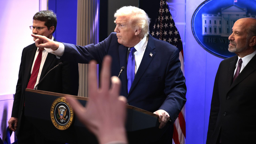 El presidente de Estados Unidos, Donald J. Trump (C)