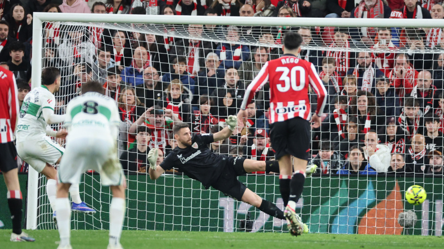 André Silva y su lanzamiento de penalti en el Athletic Club - Elche