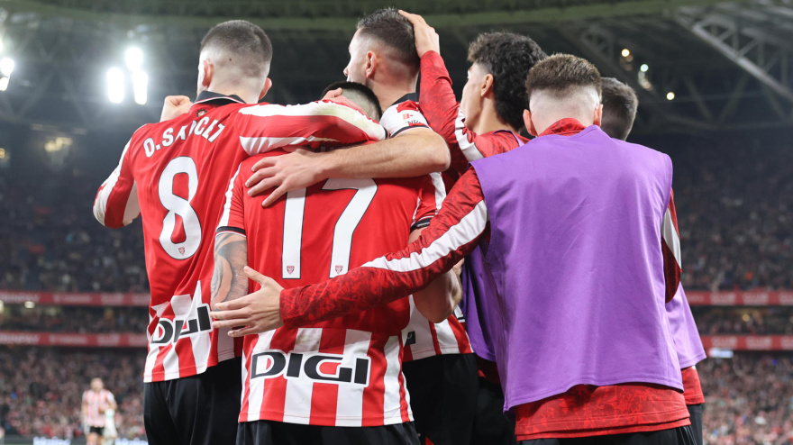 Los jugadores del Athletic celebran el gol de Guruzeta contra el Elche