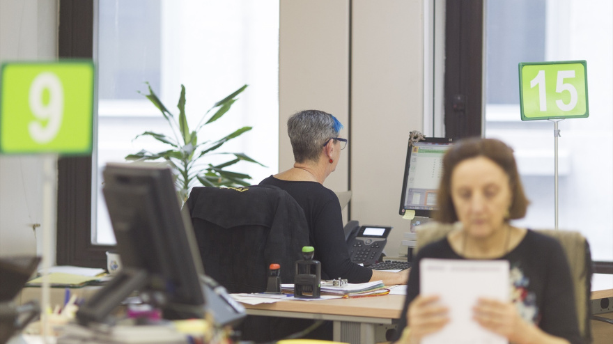 Una trabajadora en una oficina de empleo de la Seguridad Social