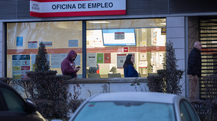Varias personas en la puerta de una oficina del SEPE