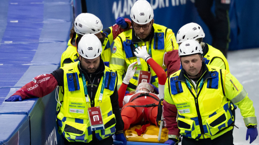 Kamila Sellier es retirada en camilla por los médicos tras el accidente en la prueba de patinaje.