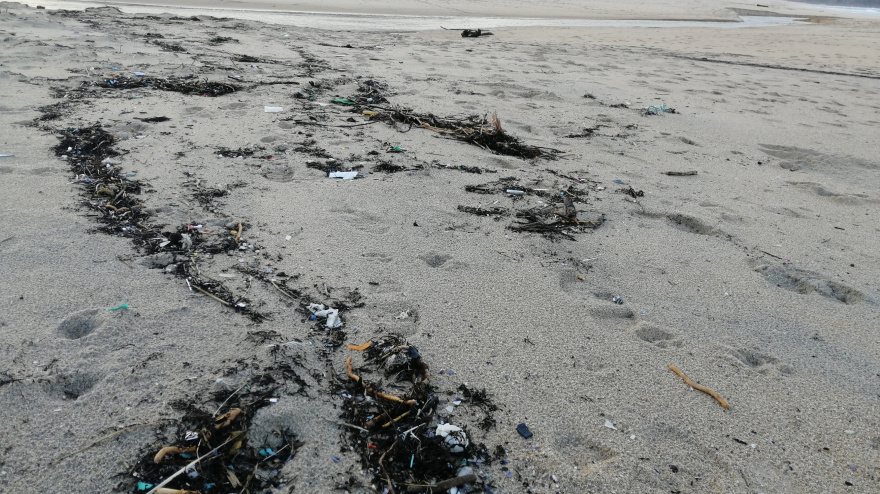 Basura en la playa de Doniños