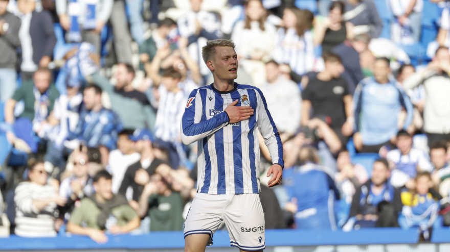 Orri Óskarsson celebra tras marcar el 3-2 que daba la vuelta al partido.