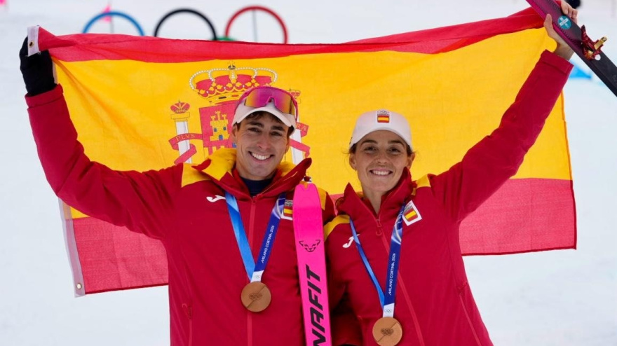 Oriol Cardona y Ana Alonso posan con la bandera de España y su medalla de bronce.REMITIDA / HANDOUT por COEFotografía remitida a medios de comunicación exclusivamente para ilustrar la noticia a la que hace referencia la imagen, y citando la procedencia de la imagen en la firma21/2/2026