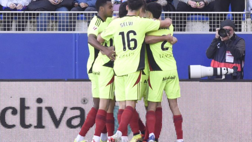 Los jugadores del Mirandés celebran uno de los goles ante el Huesca