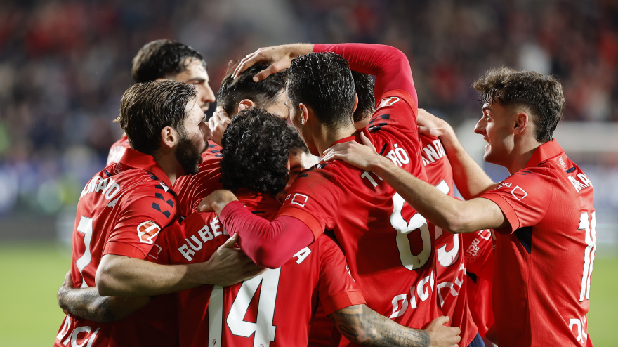 Los jugadores de Osasuna celebran el gol de Budimir ante el Real Madrid