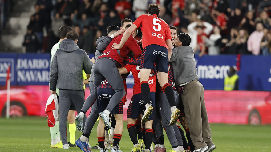 Los jugadores de Osasuna celebran la victoria ante el Real Madrid