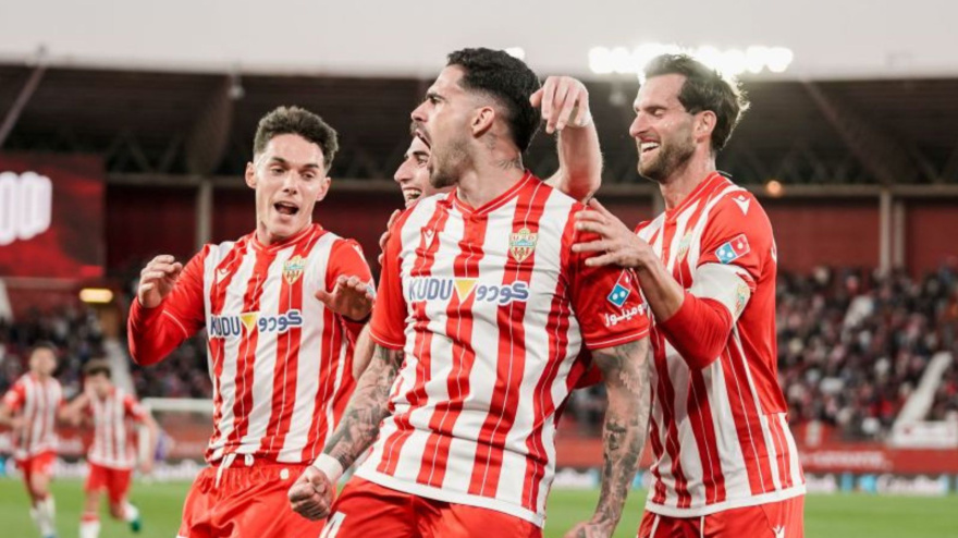 Los futbolistas del Almería celebran uno de los goles contra el Córdoba