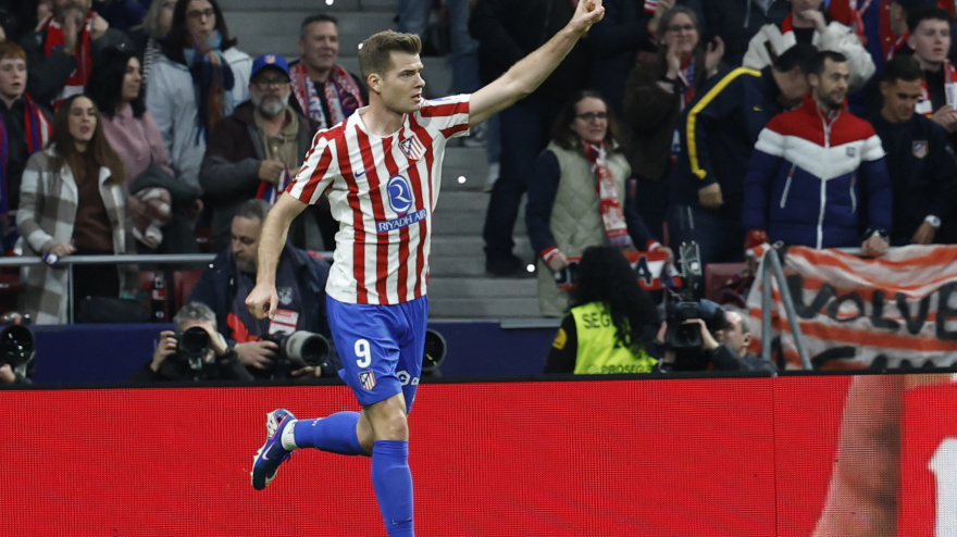 l delantero noruego del Atlético de Madrid Alexander Sørloth celebra tras anotar el primer gol del equipo durante el partido de la jornada 25