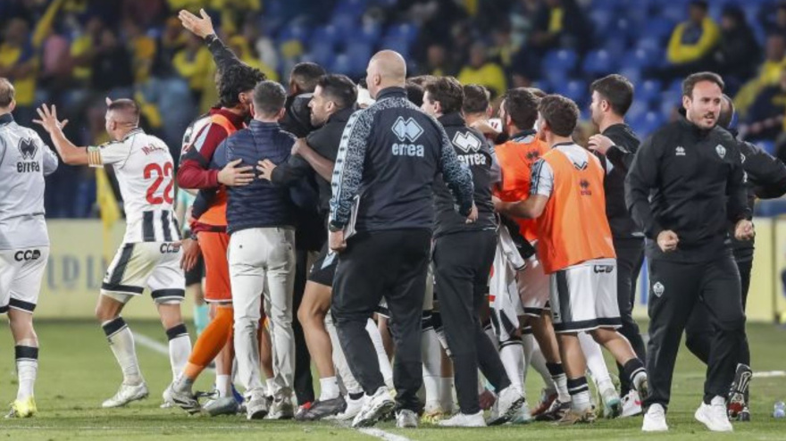 Los jugadores y cuerpo técnico del Castellón celebran el empate
