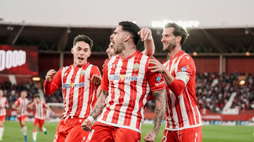 La UD Almería gana al Córdoba con el mismo guion de este último mes (2-1)