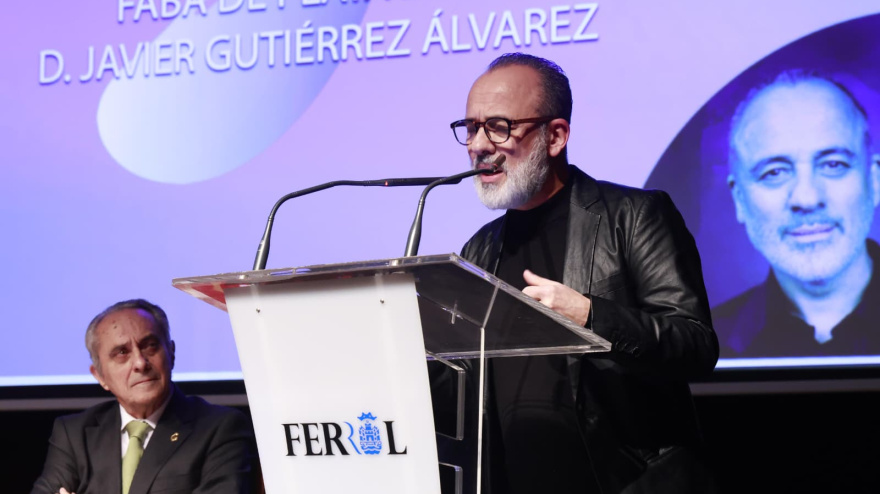 Javier Gutiérrez recogiendo la "Fabe de plata" en el teatro Jofre