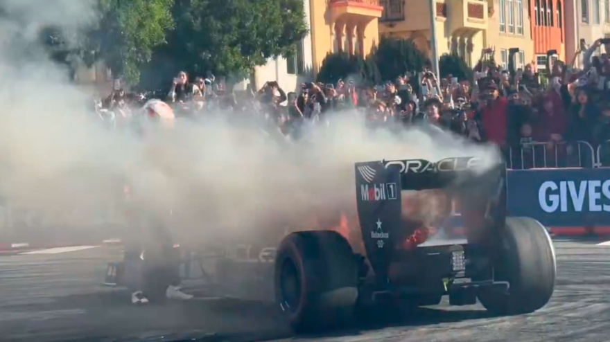 Yuki Tsunoda provocó un incendio en su Red Bull en una exhibición en San Francisco.