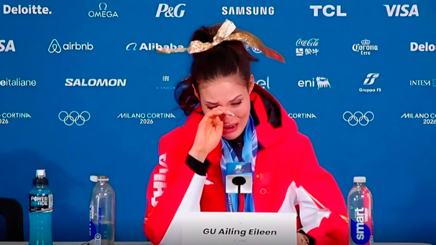 Eileen Gu comunica en rueda de prensa durante los JJOO de Invierno el fallecimiento de su abuela