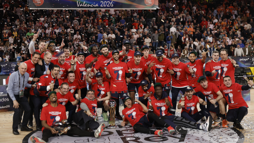 Los jugadores del Baskonia celebran su victoria en la final de la Copa del Rey que disputan este domingo Real Madrid y Baskonia en el Roig Arena de Valencia.
