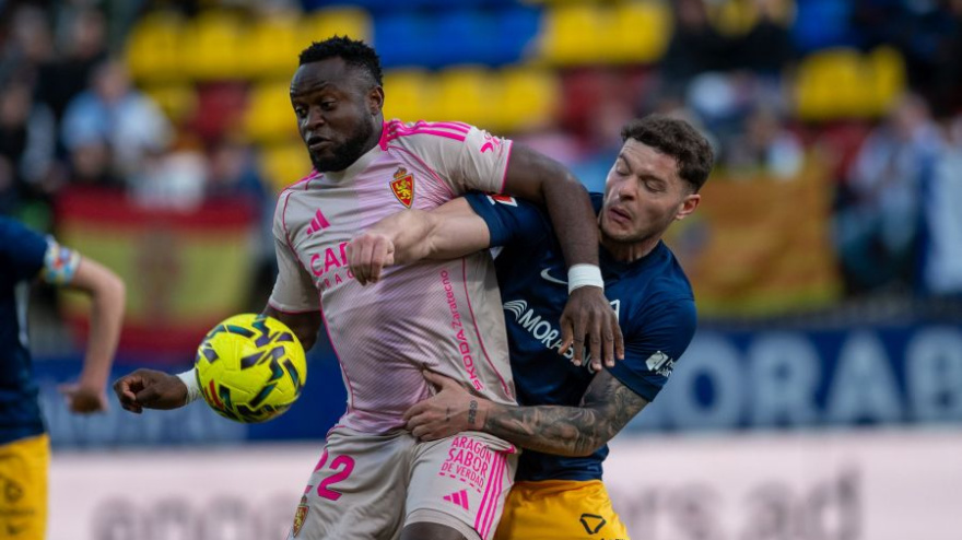 Wily Agada, que jugó los últimos minutos del partido, sintetiza lo que es la imagen patética del actual Real Zaragoza