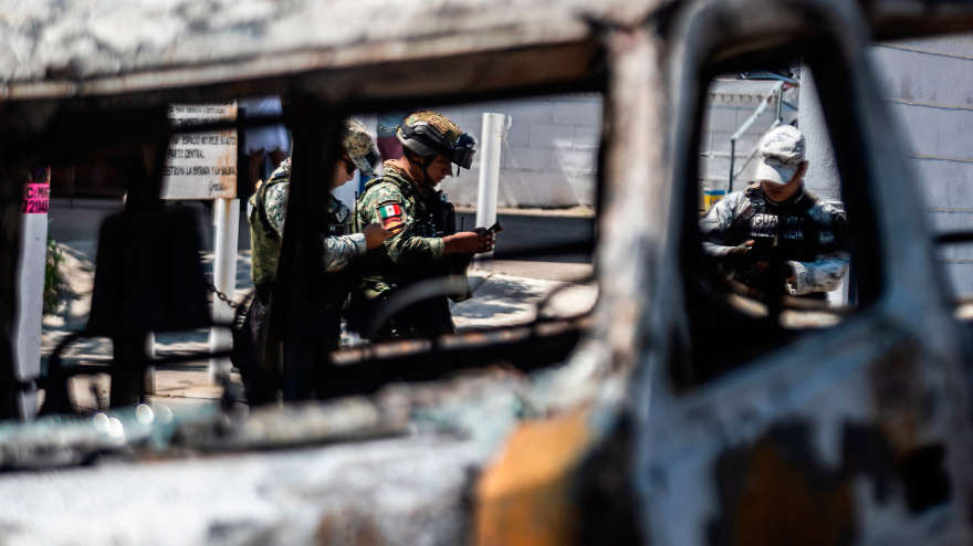 ntegrantes de la Guardia Nacional y el ejército mexicano vigilan la zona donde fue incendiado un autobús por presuntos integrantes del crimen organizado este domingo, en el balneario de Acapulco (México). La Secretaría de la Defensa Nacional de México con