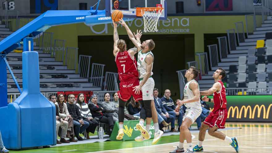 La defensa y un Caleb Fields estelar dan la victoria al Jaén CB en el debut de Carrasco