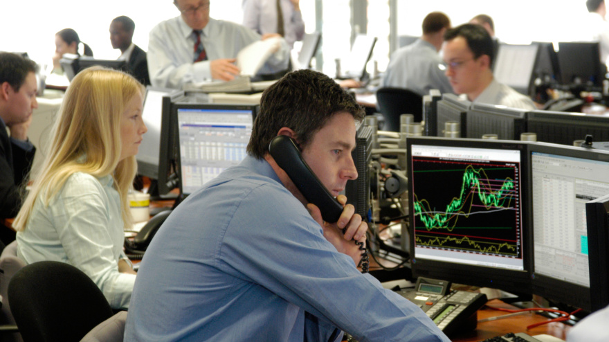 Trabajadores con un ordenador en una empresa