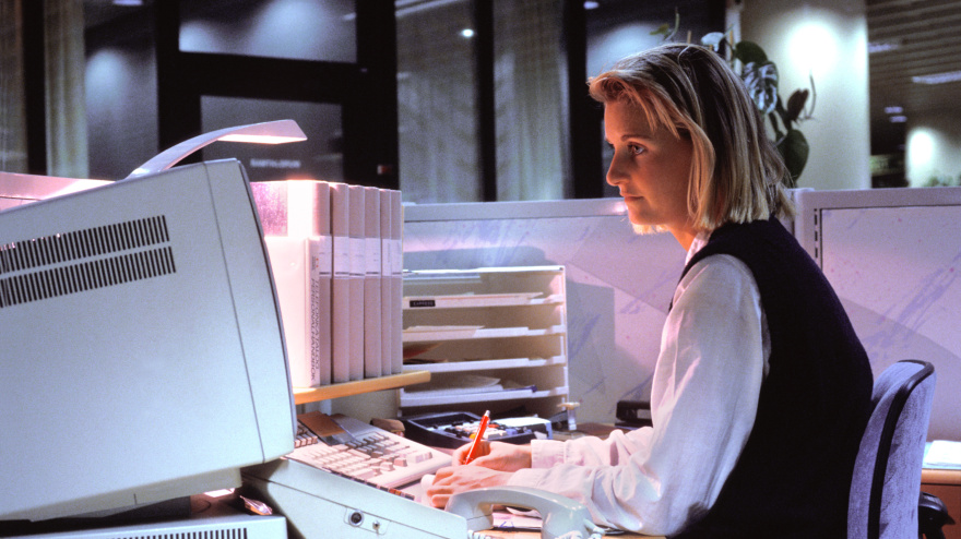 Trabajadores con un ordenador en una empresa