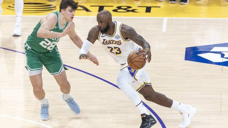 Hugo González defiende a LeBron James durante el Lakers-Boston
