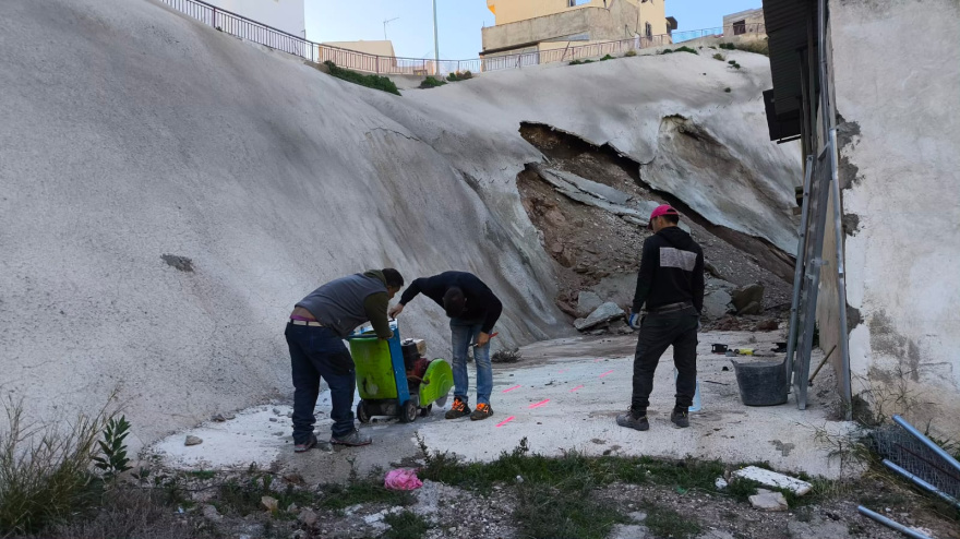 Operarios trabajan en la consolidación del talud derrumbado parcialmente en San Cristóbal