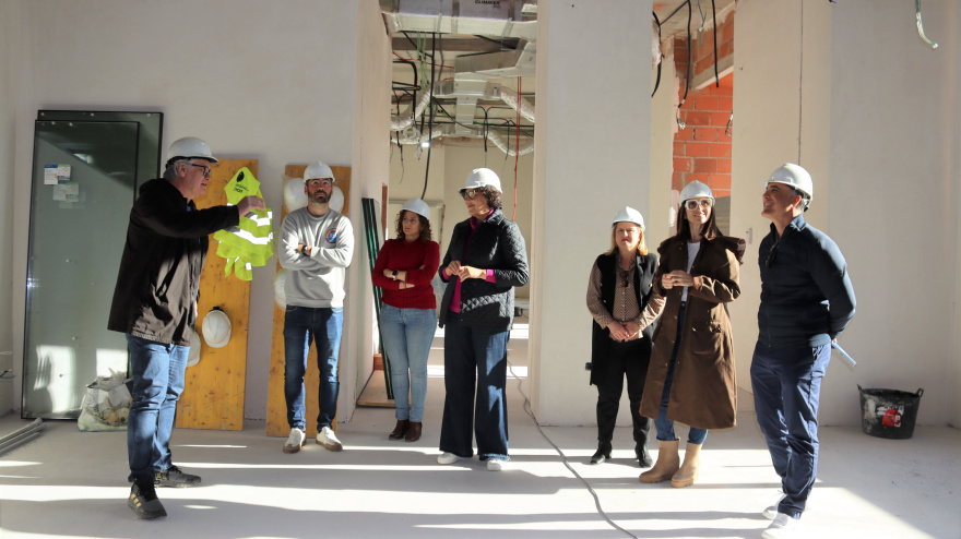La alcaldesa de Puerto Lumbreras visita las obras de construcción de la nueva casa consistorial