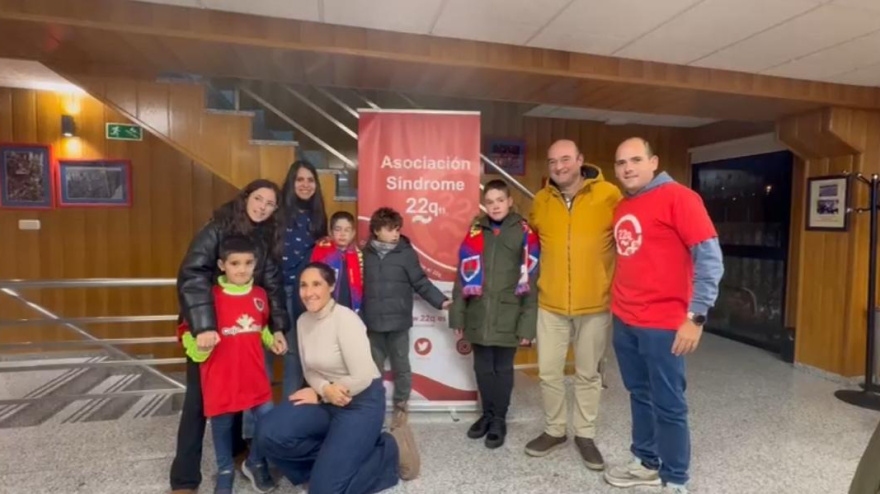 Dos de los niños sorianos afectados por el síndrome 22q11 tras protagonizar el saque de honor en un partido del Club Deportivo Numancia