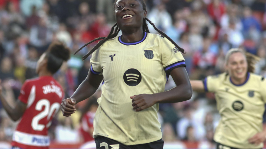 Aïcha Cámara del Barcelona celebra tras anotar el segundo gol durante la jornada 21 de la Liga F que disputan el Granada CF y el Barcelona este sábado, en el estadio Nuevo Los Cármenes de la ciudad de Granada.