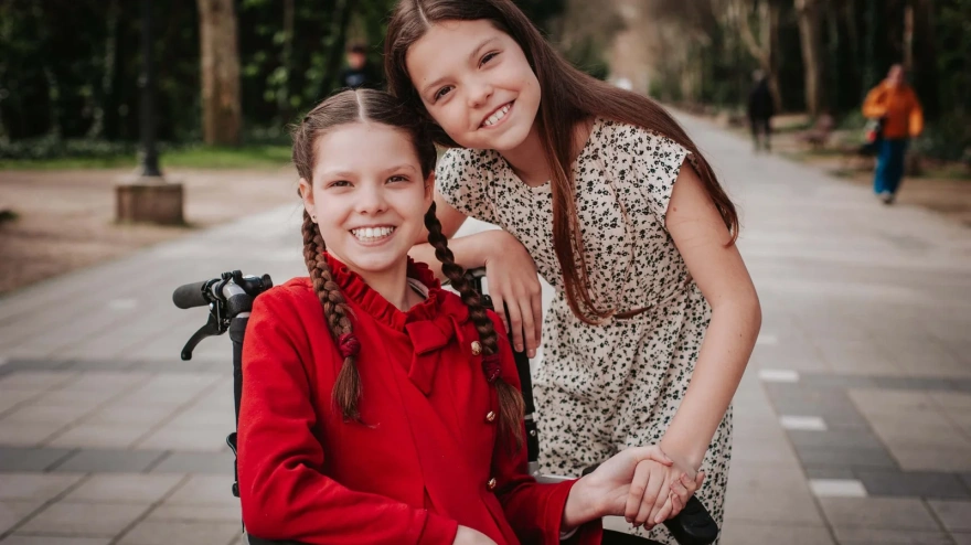 La lucha de Carolina, la niña con una enfermedad rara que une a su familia para recaudar fondos: