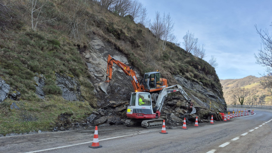 Una máquina retira el desprendimiento de tierra sobre la calzada