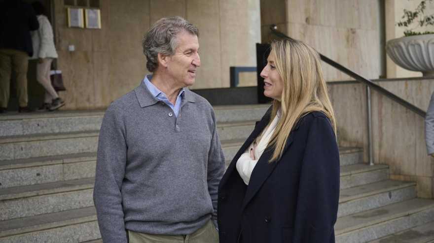 04/12/2025 La presidenta de la Junta de Extremadura, María Guardiola (d), y el presidente del Partido Popular, Alberto Núñez Feijóo (i), durante un mitin del PP, a 4 de diciembre de 2025, en Don Benito, Badajoz, Extremadura (España). El mitin se enmarca dentro de la precampaña electoral para las elecciones a la Junta de Extremadura que se celebrarán el próximo 21 de diciembre.POLITICA Andrés Rodríguez - Europa Press