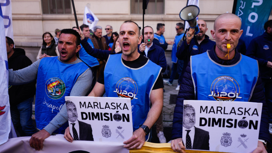 Manifestantes de JUPOL en la concentración frente al Ministerio del Interior en protesta por la "grave situación institucional" tras la citación judicial del ex número 2 de la Policía