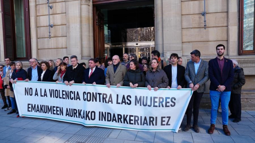 El Parlamento de Navarra se concentra en contra de la violencia de género