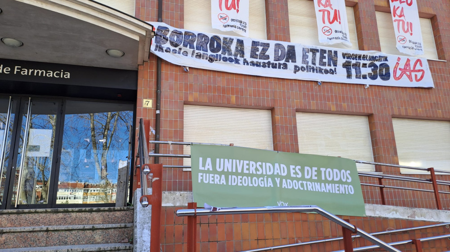 Pancartas en la facultad de Farmacia en la EHU, campus de Álava