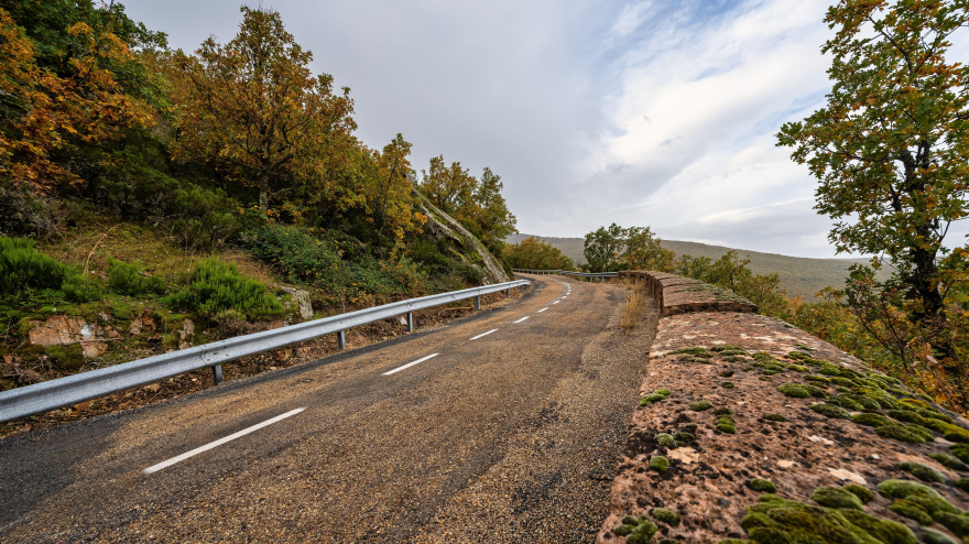 Carretera de montaña con muchas curvas y asfalto en mal estado, Somosierra, Madrid