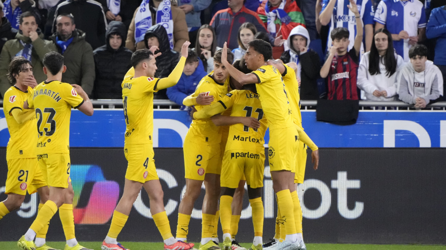 Vanat celebra con sus compañeros su gol en el Alavés - Girona