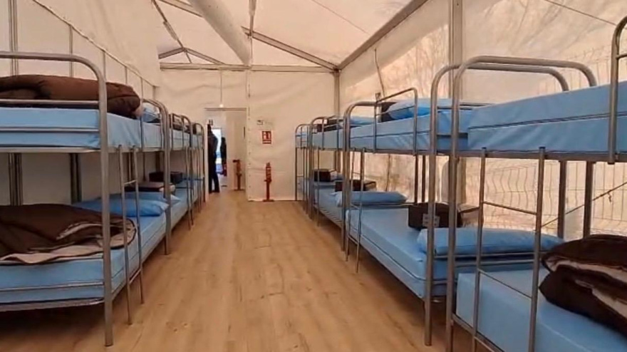 Interior de las carpas instaladas en los puertos de Baleares para atender a los inmigrantes llegados en patera