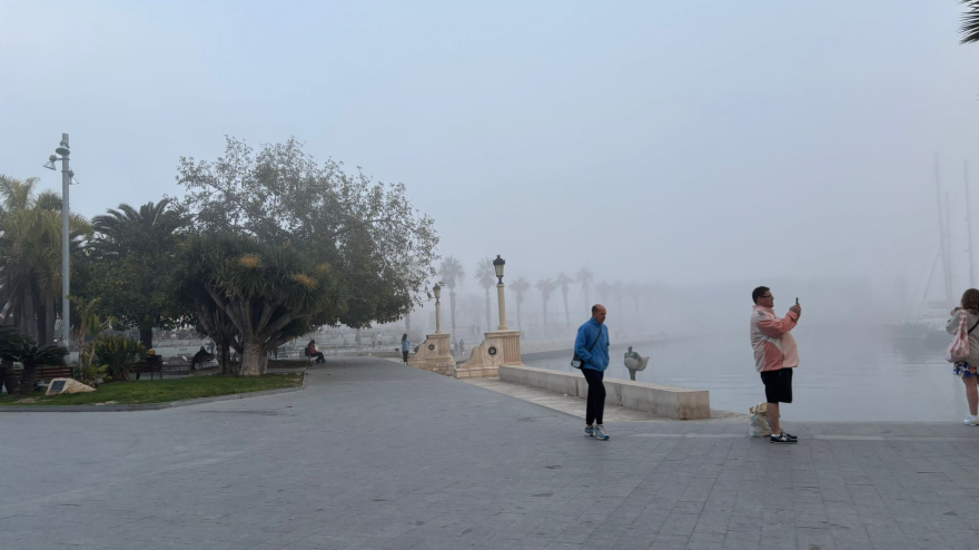 La niebla se adueñó de Alicante este lunes por la tarde.