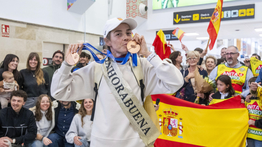 La esquiadora Ana Alonso, doble medallista olímpica en esquí de montaña en los Juegos Olímpicos Milán-Cortina d'Ampezzo (Italia), es recibida por familiares y amigos en el aeropuerto de Granada a su regreso de Italia este martes