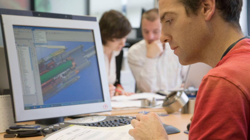 Un trabajador en una empresa de Gipuzkoa