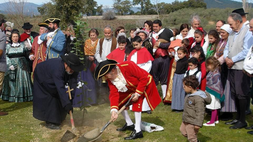 La fiesta del árbol más antigua del mundo resiste al olvido desde un pueblo de Cáceres