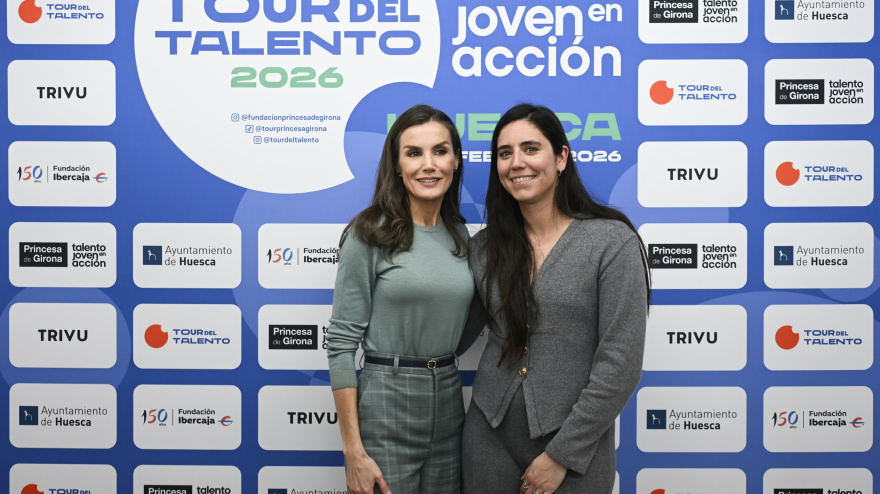 La reina Letizia junto a la premiada, Patricia Aymé