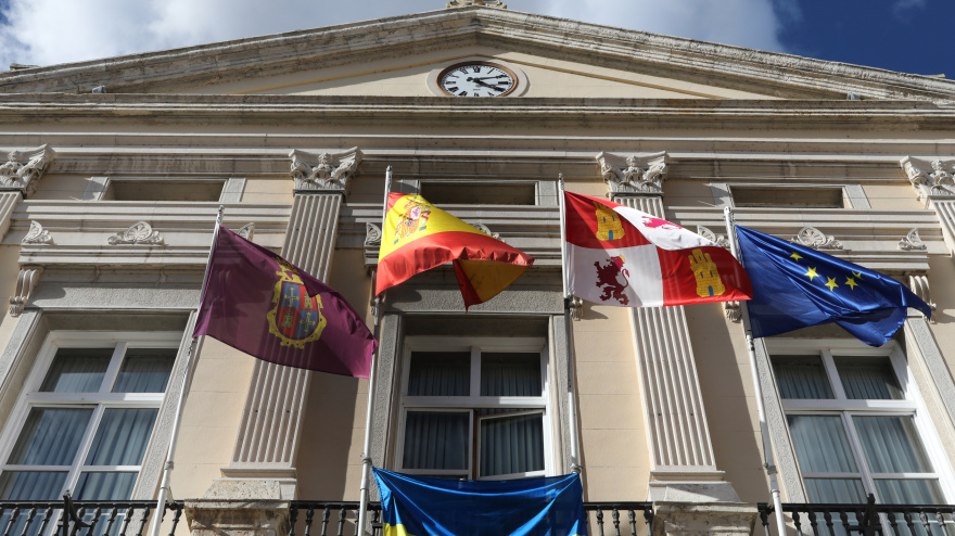 Bandera de Ucrania en el balcón del Ayuntamiento de Palencia junto a las banderas oficiales