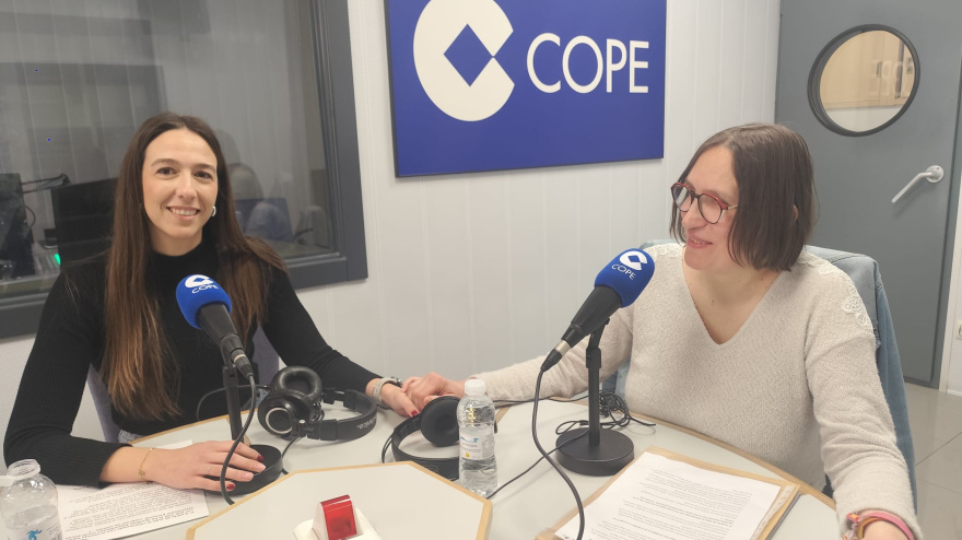 Andrea y Vega, formadora y alumna de Asprodema, en los estudios de COPE Rioja
