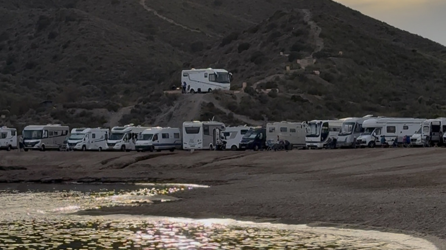 Autocaravanas junto a la orilla de la playa en Águilas