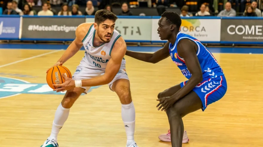 Edgar Vicedo en un partido con el Hestia Menorca