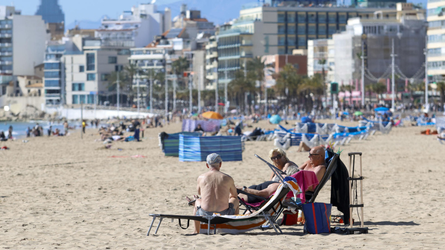 Turistas toman el sol en la playa de Benidorm este sábado soleado y con poco viento en la Comunitat Valenciana